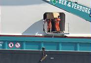 AIDAprima im Service-Hafen: Müllentsorgung ... AIDAprima im Service-Hafen: Müllentsorgung ...