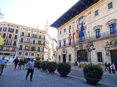 Rast auf der Plaça de Cort vor dem Rathaus von Palma ...