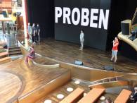 Bereits tagsber Zuschauer: Knstler proben den Auftritt