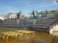 Noch ist nichts los auf dem Pooldeck ...