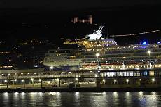 Passend zu uns: Die "Marella Explorer" bleibt aber noch im Hafen ... Passend zu uns: Die "Marella Explorer" bleibt aber noch im Hafen ...