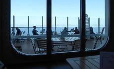Blick nach draußen: Auch der Außendeck-Biergarten lockt ... Blick nach draußen: Auch der Außendeck-Biergarten lockt ...