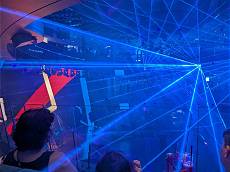 ... und natürlich auch jede Menge Laserstrahlen ... ... und natürlich auch jede Menge Laserstrahlen ...