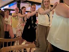 Und ohne Polonaise geht gar nichts auch am Abend! Und ohne Polonaise geht gar nichts auch am Abend!