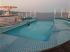 Infinity Pool leer: Netz statt Wasser ... Infinity Pool leer: Netz statt Wasser ...