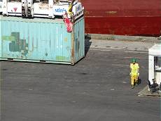 Dieser Mann hat den Container betreut ... Dieser Mann hat den Container betreut ...