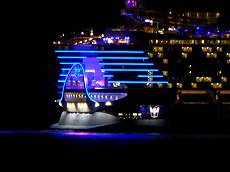 Das muss das größte Kreuzfahrtschiff der Welt sein., oder? ;-) Das muss das größte Kreuzfahrtschiff der Welt sein., oder? ;-)