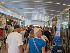 Gedränge im Cruise Terminal ... Gedränge im Cruise Terminal ...