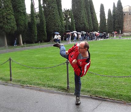 Sensationelles Fotomotiv: Ob er den Turm endlich umtritt ..?