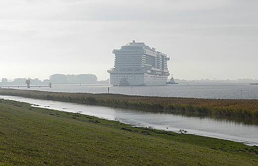 AIDAnova: Emsberfhrung erfolgreich ...