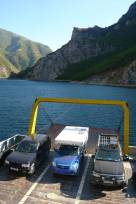 ... über den Koman-Stausee ... über den Koman-Stausee