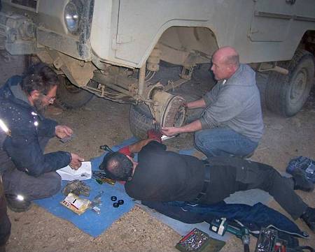 Schon ist Uli unter der Vorderachse ...