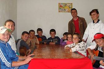 Kinder und Mitarbeiter im Internat Bishnica