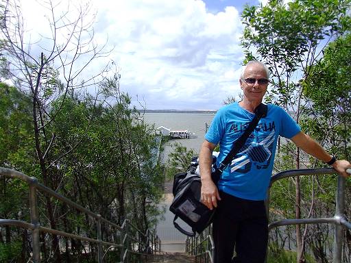 Abschied: In der Ferne die Sanddnen von North Stradbroke Island ...