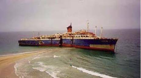 ber eine Sandbank ganz nah an das Schiff heran ..?