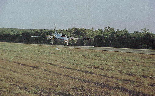 Die Aerostar 700 (N35WA) startet nach Hamilton ...