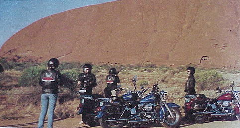 Morgens um acht: Mit Harleys um den Ayers Rock ...