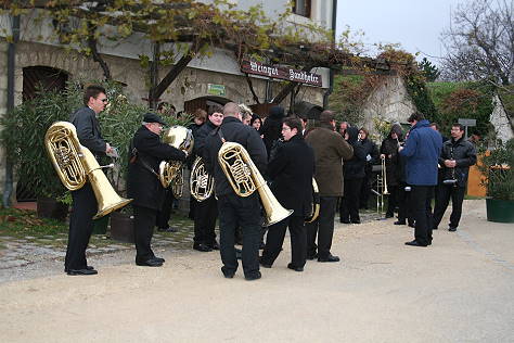Die Blasmusikkapelle von Purbach formiert sich ...