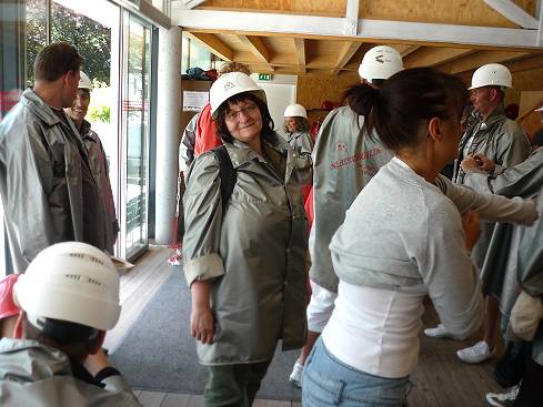 Modisch elegant: Professionelles Outfit wird gereicht ...