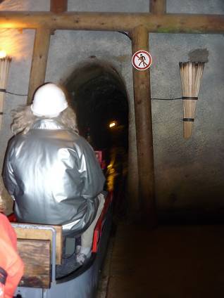 Nicht bewegen: Einfahrt ins enge nasskalte Innere ...