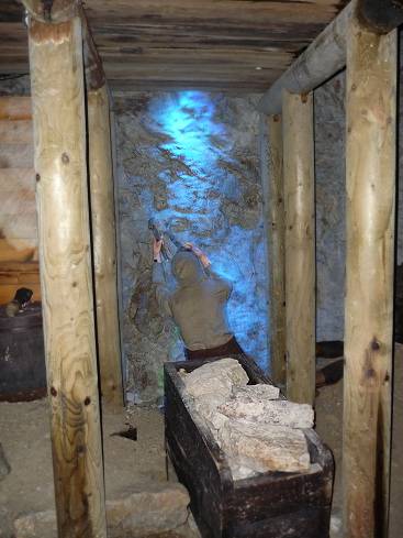 ... und nachgestellte Szenen harter Arbeit ...