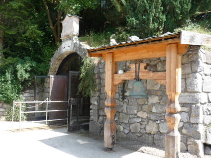 Kalter Hauch: Stolleneingang mit "Wetterstrom" ...