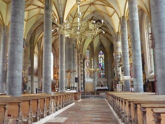 Im Innern der vierschiffigen gotischen Kiche ...