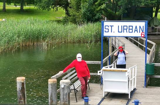 Da warten schon "Neue" (noch) mit Maske!