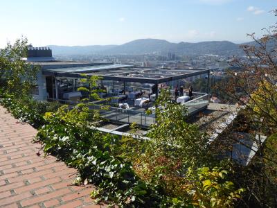 ... das moderne Restaurant Schlossberg in Sichtweite zum Hackher-Lwen ...