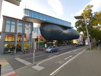 Das Kunsthaus hat angedockt am Eisernen Haus ...