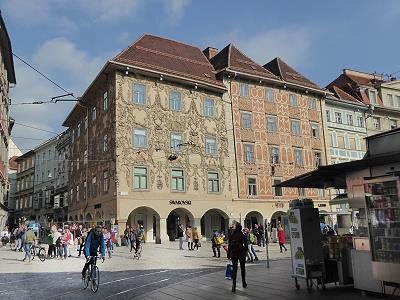 Luegg-Häuser und Rathaus am Hauptplatz ...