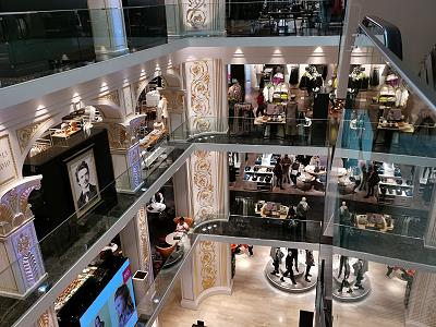 Schickes Kaufhaus und befremdliche Toiletten ...