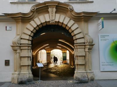Palais Herberstein und Straenflucht mit gemaltem Haus ...