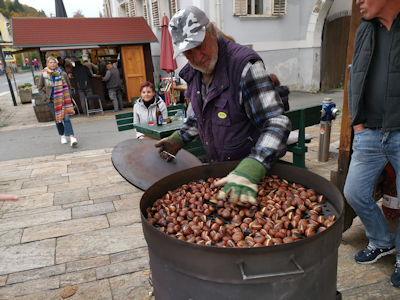 Kontrastprogramm: Maroni und gehobene Gourmetkche ...