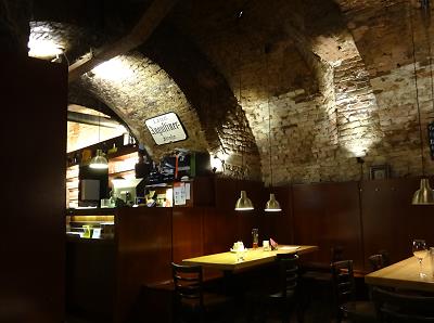 ... mit altem Gewölbe ... ... mit altem Gewölbe ...