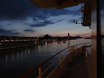 Auf der nchtlichen Donau ...