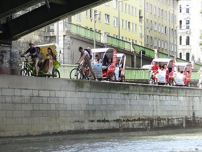 Radelnde Hochzeitsgesellschaft: Pferdekutsche kann jeder ...
