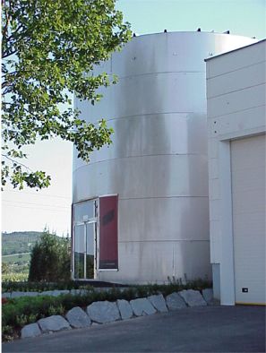 Ein groer Tank als Eingang ...