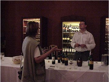 Fachsimpeln ber Rotwein gehrt zur Verkostung