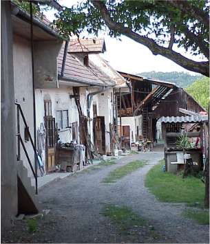 und typischer Hof ...