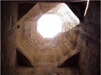 Blick durch den mchtigen Donjon ...