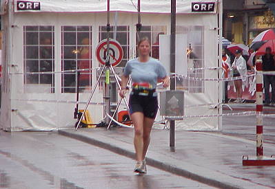 Hat schwer zu tragen: Halbmarathon-Läuferin vor dem Zieleinlauf ...