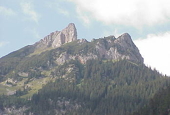 Festungsartige Gemuer ganz oben ber dem Ort ...