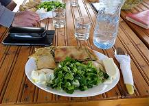 Spinatbrek, Spiegelei, Joghurt, Salat, Schmalzgebackenes