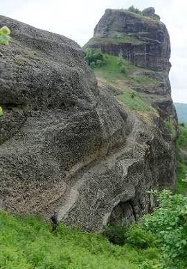 Rückseite des Guri i Kamjes: Kriechend entlang eines schmales Felsbandes ...