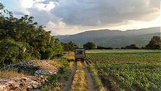 Links die Mauern einer alten Burg ...