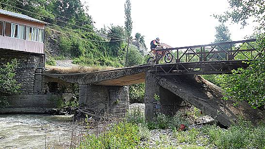 Die Brcke ber den kleinen Fluss