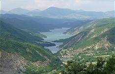 Unten: Gestauter Drin, oben: Berge bis ber die Schneegrenze ...