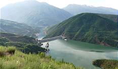 Unten liegt der Hafen Fierze ...