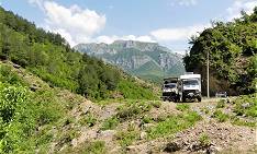 Nachtplatz neben Strae, trotzdem ruhig ...